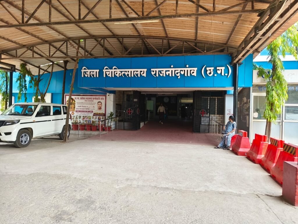 ⚠️ राजनांदगांव जिला अस्पताल बेपटरी: संलग्नीकरण समाप्ति के बाद इमरजेंसी व्यवस्था चरमराई, मरीज निजी अस्पतालों की ओर मजबूर img 20260424 wa0003