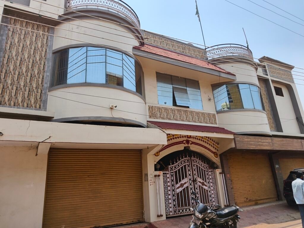 कुरुद में ED की बड़ी छापेमारी: भारतमाला प्रोजेक्ट जमीन घोटाले में भूपेंद्र चंद्राकर और रोशन चंद्राकर के ठिकानों पर दबिश img 20260427 wa0013