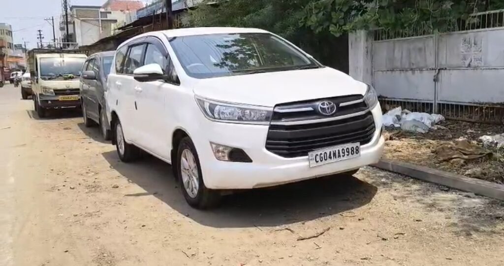 कुरुद में ED की बड़ी छापेमारी: भारतमाला प्रोजेक्ट जमीन घोटाले में भूपेंद्र चंद्राकर और रोशन चंद्राकर के ठिकानों पर दबिश img 20260427 wa0015