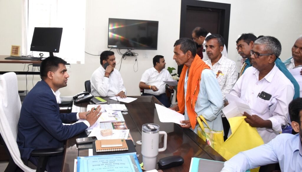 खबर का असर: नशे में ड्यूटी करने वाले सहायक ग्रेड-2 राधेश्याम ठाकुर को कलेक्टर ने किया निलंबित img 20260428 wa0017