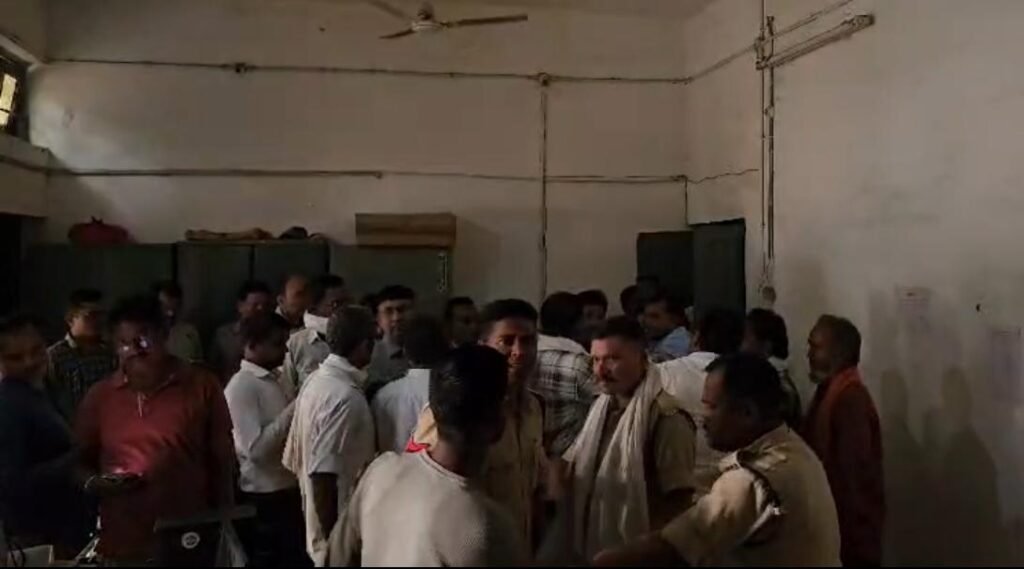 बलरामपुर में न्यायालय परिसर बना अखाड़ा: सुनवाई के दौरान अधिवक्ता से विवाद के बाद दो पक्षों में खूनी संघर्ष, 18 लोगों पर मामला दर्ज 1001978526