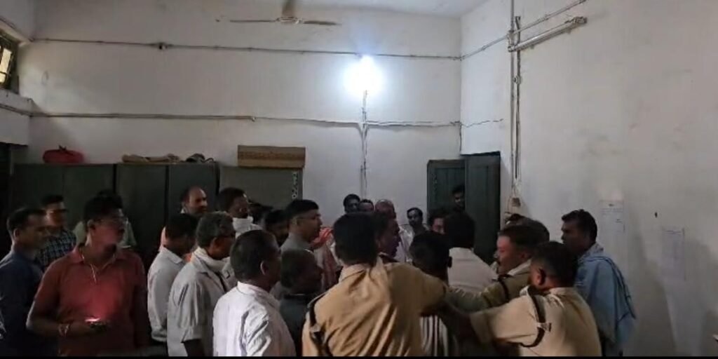 बलरामपुर में न्यायालय परिसर बना अखाड़ा: सुनवाई के दौरान अधिवक्ता से विवाद के बाद दो पक्षों में खूनी संघर्ष, 18 लोगों पर मामला दर्ज 1001978528