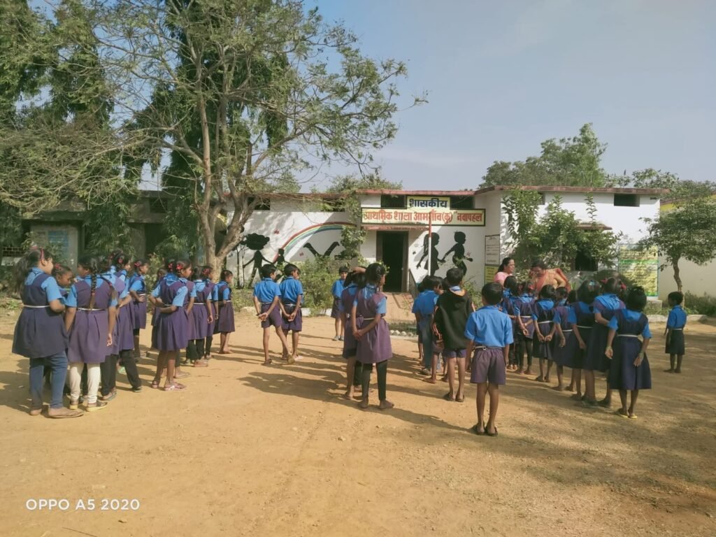 80 बच्चों का भविष्य एक शिक्षक के भरोसे! आमगांव कु प्राथमिक शाला में शिक्षा व्यवस्था बदहाल, पालकों ने शासन से लगाई गुहार 1002008492