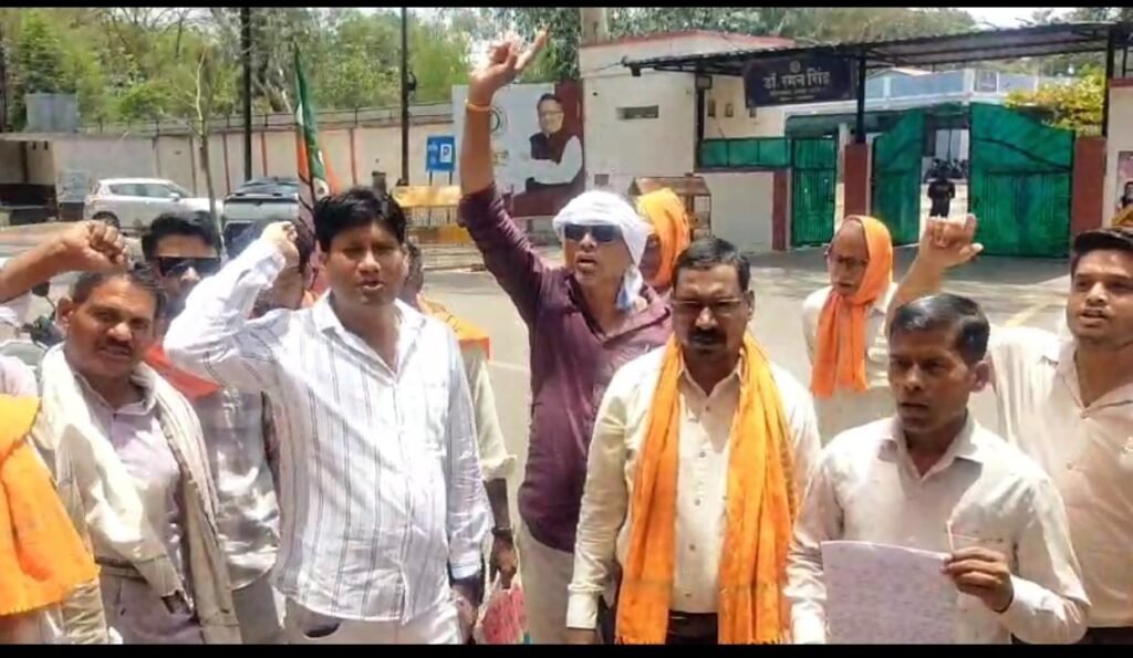 सरपंच-सचिव पर फर्जी एनओसी का आरोप: 150 से ज्यादा भाजपा कार्यकर्ताओं का सामूहिक इस्तीफा, अवैध पेड़ कटाई से ग्रामीणों में आक्रोश 1002013548