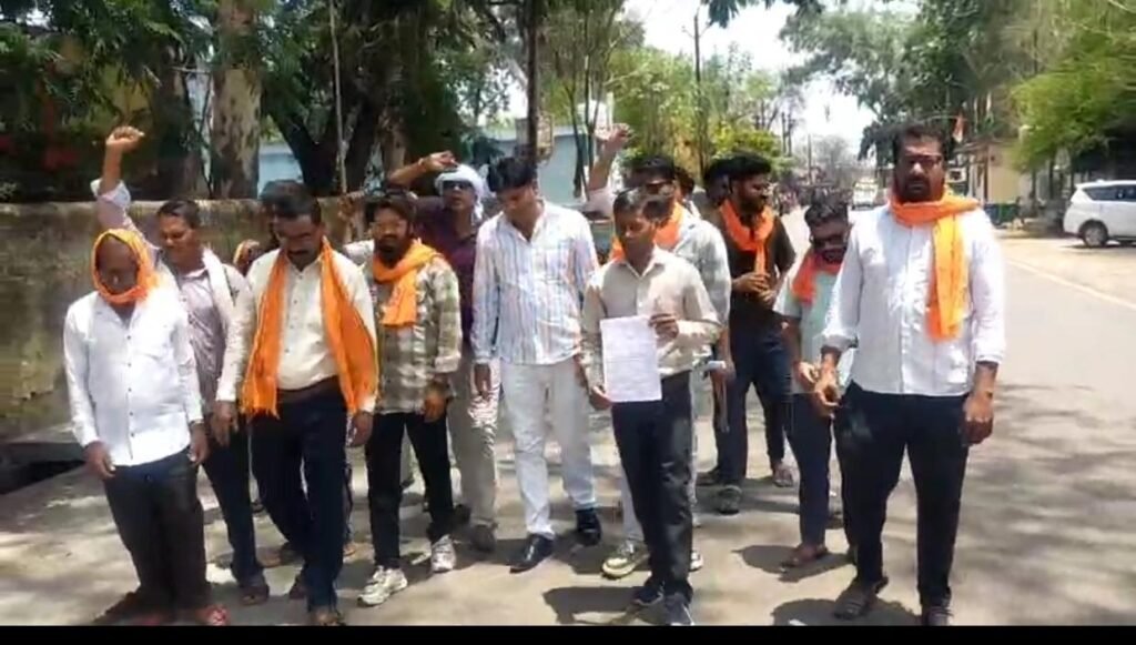 सरपंच-सचिव पर फर्जी एनओसी का आरोप: 150 से ज्यादा भाजपा कार्यकर्ताओं का सामूहिक इस्तीफा, अवैध पेड़ कटाई से ग्रामीणों में आक्रोश 1002013549