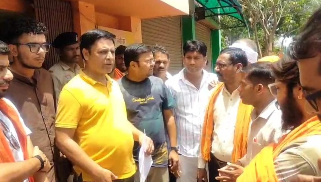 सरपंच-सचिव पर फर्जी एनओसी का आरोप: 150 से ज्यादा भाजपा कार्यकर्ताओं का सामूहिक इस्तीफा, अवैध पेड़ कटाई से ग्रामीणों में आक्रोश 1002013552