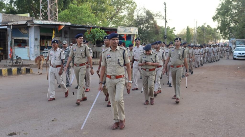 निष्पक्ष मतदान के लिए घुमका में निकला विशाल फ्लैग मार्च, 140 से अधिक पुलिस जवानों ने संभाला मोर्चा 1002028663