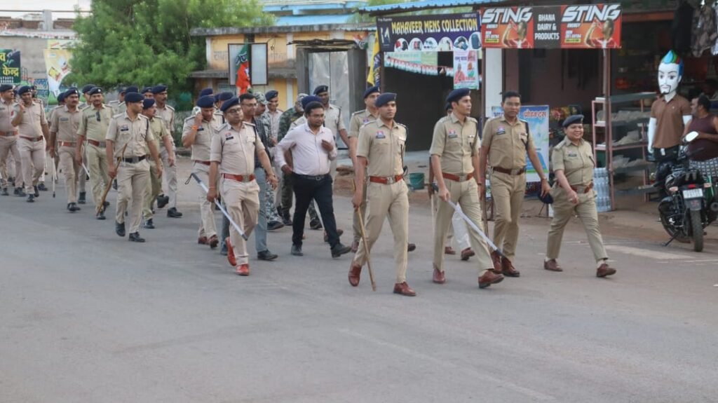 निष्पक्ष मतदान के लिए घुमका में निकला विशाल फ्लैग मार्च, 140 से अधिक पुलिस जवानों ने संभाला मोर्चा 1002028669