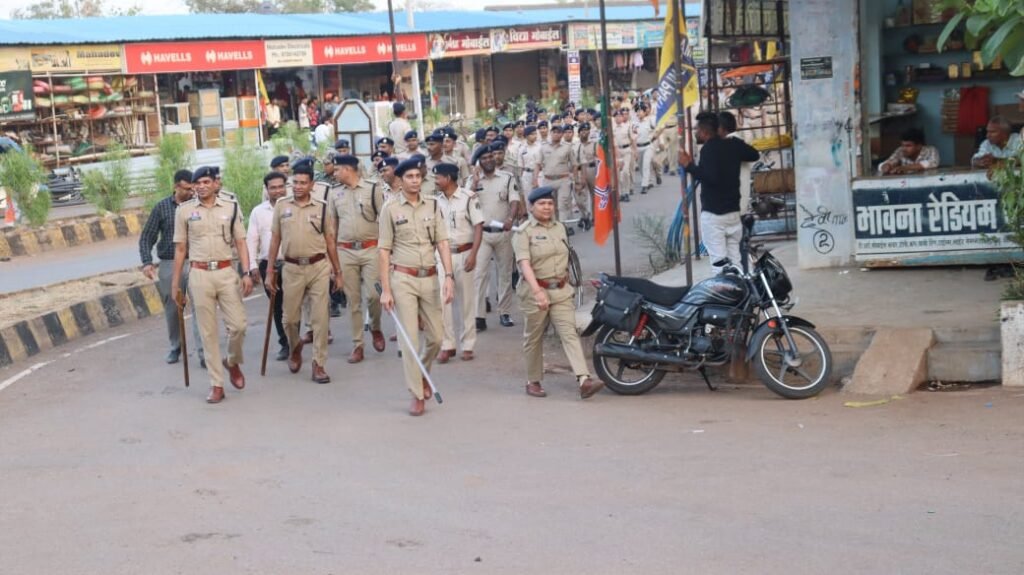 निष्पक्ष मतदान के लिए घुमका में निकला विशाल फ्लैग मार्च, 140 से अधिक पुलिस जवानों ने संभाला मोर्चा 1002028672