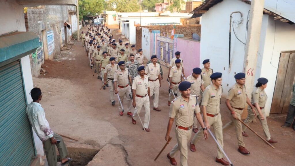 निष्पक्ष मतदान के लिए घुमका में निकला विशाल फ्लैग मार्च, 140 से अधिक पुलिस जवानों ने संभाला मोर्चा 1002028675
