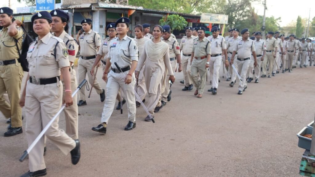 निष्पक्ष मतदान के लिए घुमका में निकला विशाल फ्लैग मार्च, 140 से अधिक पुलिस जवानों ने संभाला मोर्चा 1002028678