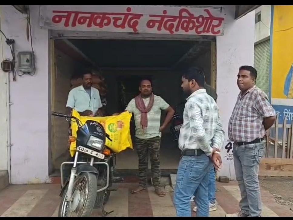जांजगीर-चांपा में खाद की कालाबाजारी पर बड़ी कार्रवाई: किसान बनकर पहुंचे कृषि उप संचालक, 1400 से अधिक बोरी खाद जब्त, दुकान सील 1002049482
