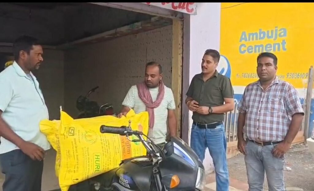 जांजगीर-चांपा में खाद की कालाबाजारी पर बड़ी कार्रवाई: किसान बनकर पहुंचे कृषि उप संचालक, 1400 से अधिक बोरी खाद जब्त, दुकान सील 1002049484