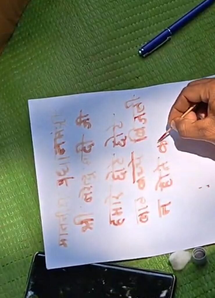 20 साल से अंधेरे में जिंदगी: अब खून से लिखी प्रधानमंत्री को पुकार, 500 से अधिक ग्रामीणों का अनोखा विरोध 1002077265