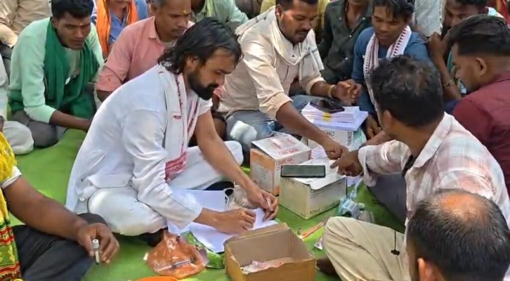 20 साल से अंधेरे में जिंदगी: अब खून से लिखी प्रधानमंत्री को पुकार, 500 से अधिक ग्रामीणों का अनोखा विरोध 1002077267