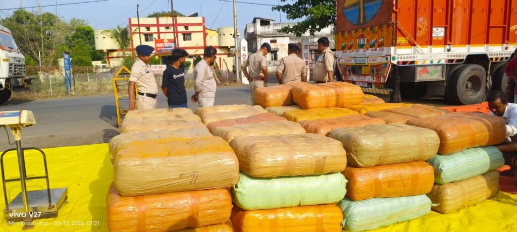 बलरामपुर में गांजा तस्करी पर पुलिस का बड़ा प्रहार, ट्रक समेत भारी खेप जब्त 1002079537