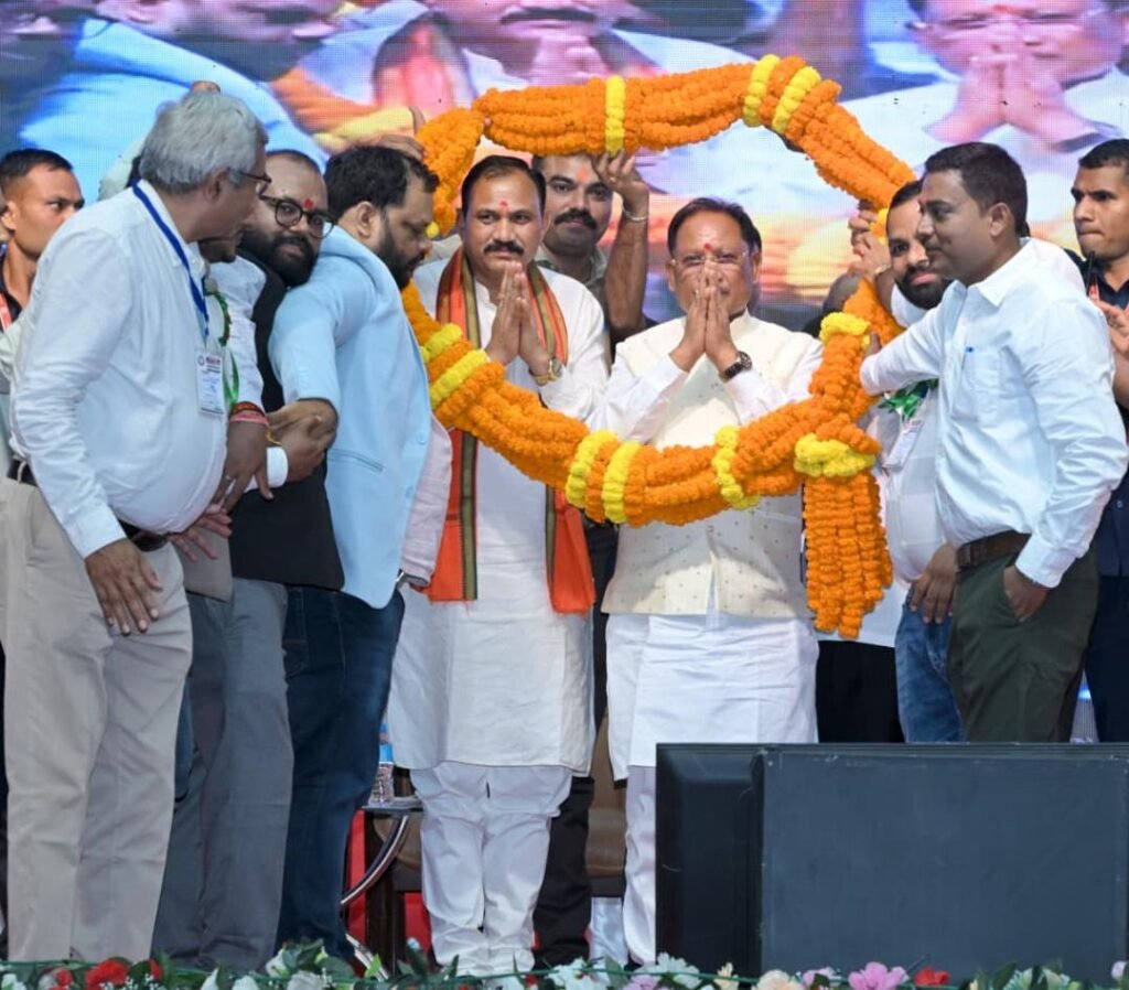 एनएचएम कर्मचारियों को बड़ी सौगात: मुख्यमंत्री साय ने 33 दिन की हड़ताल का वेतन देने का किया ऐलान 1002088135