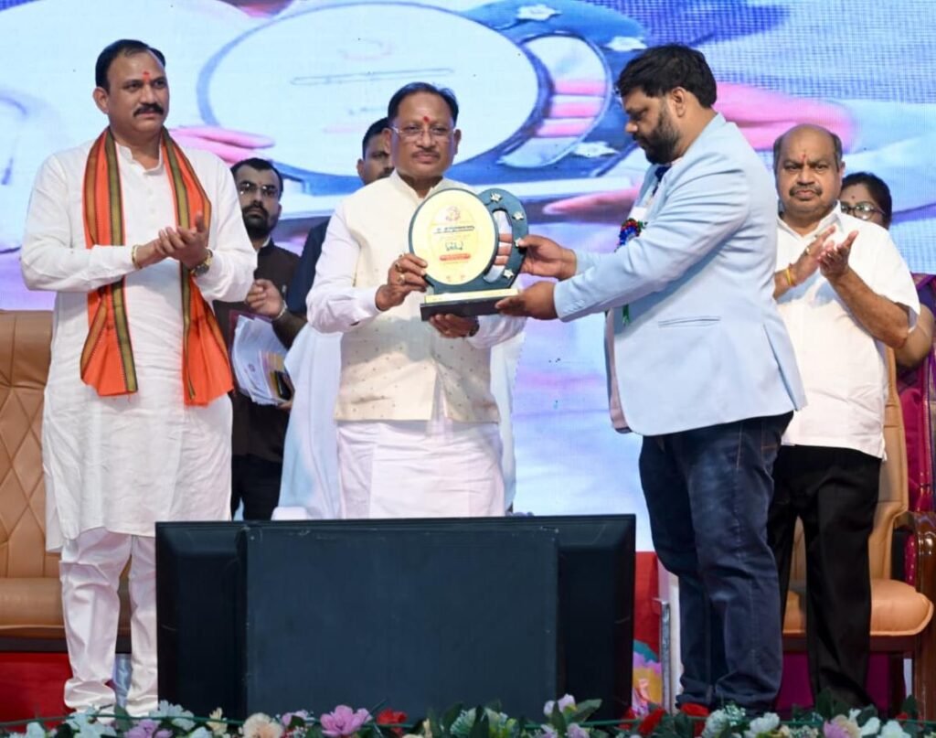 एनएचएम कर्मचारियों को बड़ी सौगात: मुख्यमंत्री साय ने 33 दिन की हड़ताल का वेतन देने का किया ऐलान 1002088137