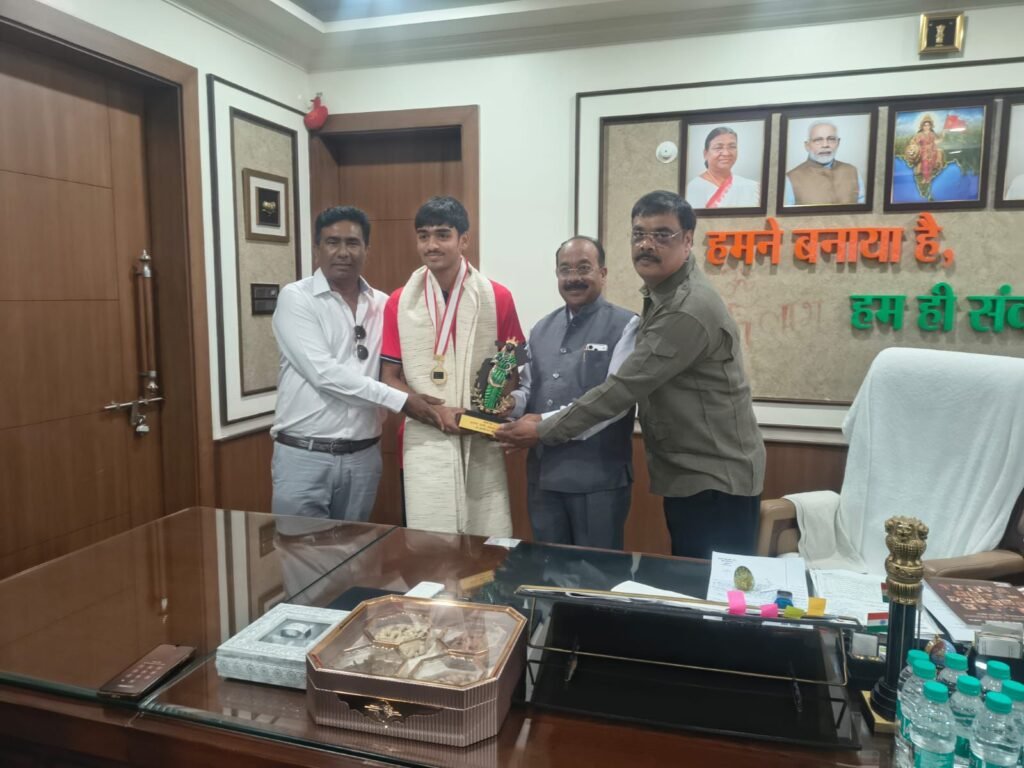 मुख्यमंत्री ने स्वर्ण पदक विजेता हॉकी खिलाड़ी अवि मानिकपुरी का किया सम्मान, कहा- युवाओं के लिए हैं प्रेरणास्रोत 1002093907