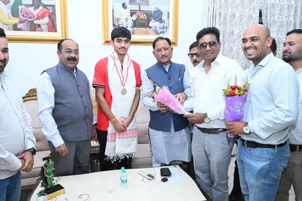 मुख्यमंत्री ने स्वर्ण पदक विजेता हॉकी खिलाड़ी अवि मानिकपुरी का किया सम्मान, कहा- युवाओं के लिए हैं प्रेरणास्रोत 1002093909