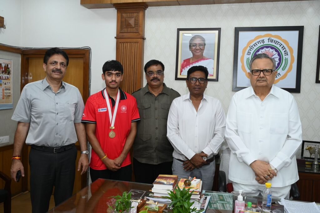 मुख्यमंत्री ने स्वर्ण पदक विजेता हॉकी खिलाड़ी अवि मानिकपुरी का किया सम्मान, कहा- युवाओं के लिए हैं प्रेरणास्रोत 1002093910