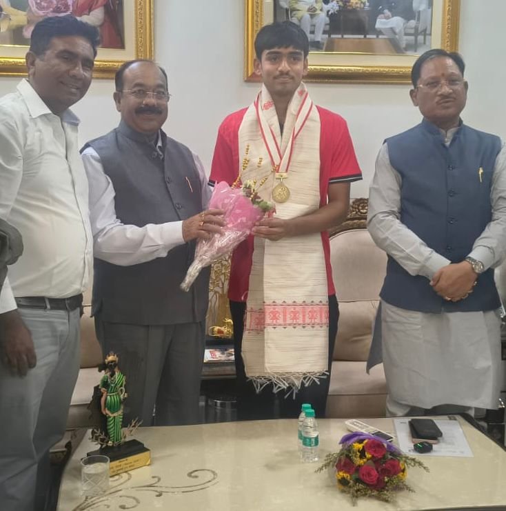 मुख्यमंत्री ने स्वर्ण पदक विजेता हॉकी खिलाड़ी अवि मानिकपुरी का किया सम्मान, कहा- युवाओं के लिए हैं प्रेरणास्रोत 1002093911
