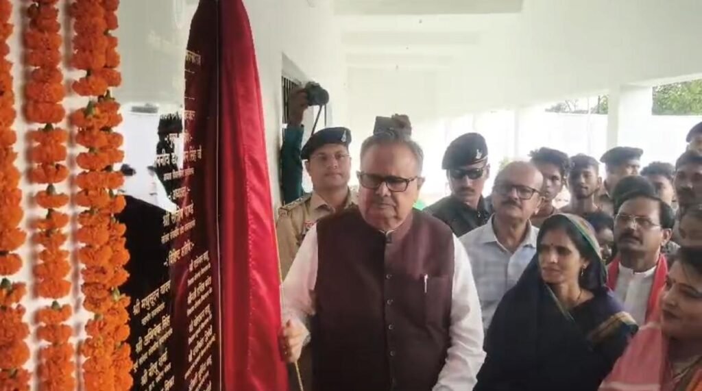 राजनांदगांव पुलिस की ‘पहल’ बनी जनविश्वास की मिसाल: विधानसभा अध्यक्ष डॉ. रमन सिंह ने किया रीडिंग रूम और लाइब्रेरी का लोकार्पण 1002095315