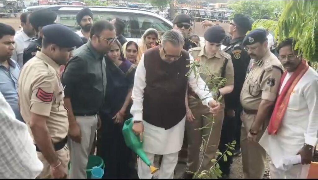 राजनांदगांव पुलिस की ‘पहल’ बनी जनविश्वास की मिसाल: विधानसभा अध्यक्ष डॉ. रमन सिंह ने किया रीडिंग रूम और लाइब्रेरी का लोकार्पण 1002095317