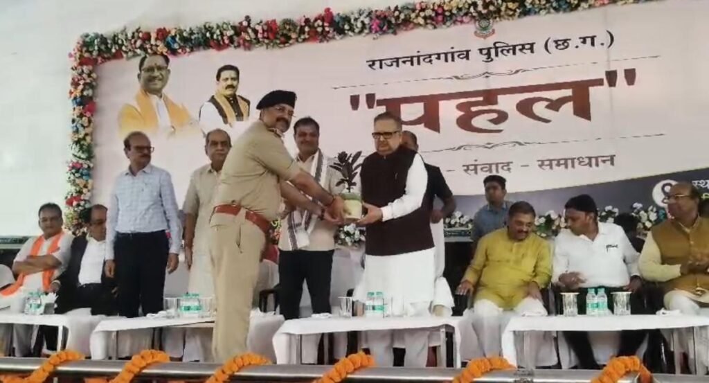 राजनांदगांव पुलिस की ‘पहल’ बनी जनविश्वास की मिसाल: विधानसभा अध्यक्ष डॉ. रमन सिंह ने किया रीडिंग रूम और लाइब्रेरी का लोकार्पण 1002095318
