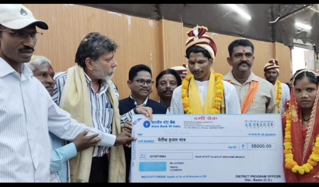 बंदूक छोड़कर सात फेरे: मुख्यधारा में लौटे दो पूर्व नक्सली जोड़ों ने रचाई शादी, जगदलपुर में नई जिंदगी की शुरुआत 1002097364