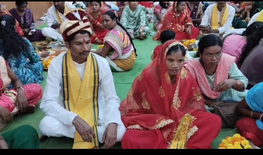 बंदूक छोड़कर सात फेरे: मुख्यधारा में लौटे दो पूर्व नक्सली जोड़ों ने रचाई शादी, जगदलपुर में नई जिंदगी की शुरुआत 1002097365