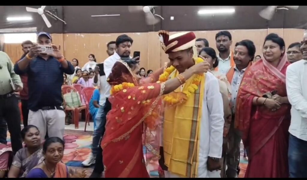 बंदूक छोड़कर सात फेरे: मुख्यधारा में लौटे दो पूर्व नक्सली जोड़ों ने रचाई शादी, जगदलपुर में नई जिंदगी की शुरुआत 1002097367