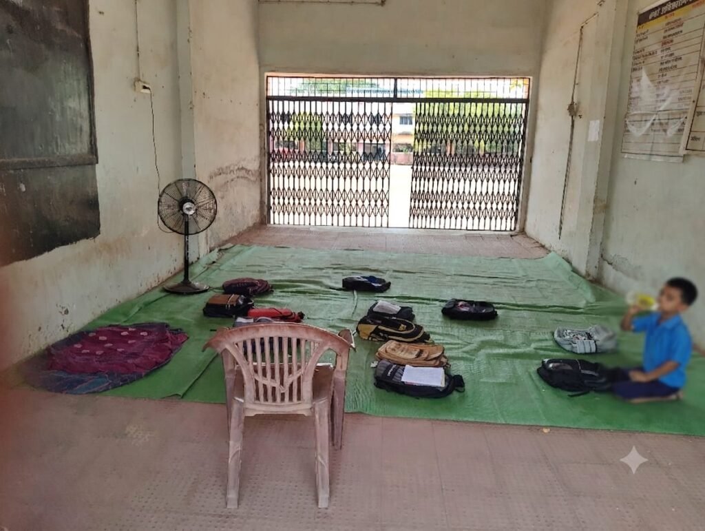 तीन-तीन बार मुख्यमंत्री देने वाला क्षेत्र, फिर भी बरामदे में पढ़ने को मजबूर बच्चे 1002102258