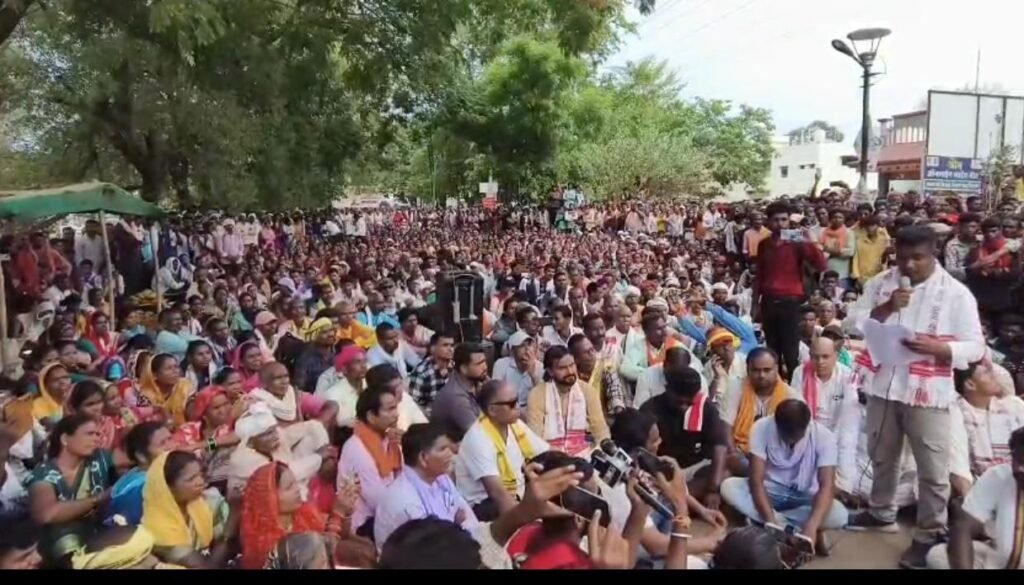 मूलभूत सुविधाओं की मांग को लेकर 45 गांवों के आदिवासी ग्रामीणों ने किया कलेक्ट्रेट घेराव 1002125749