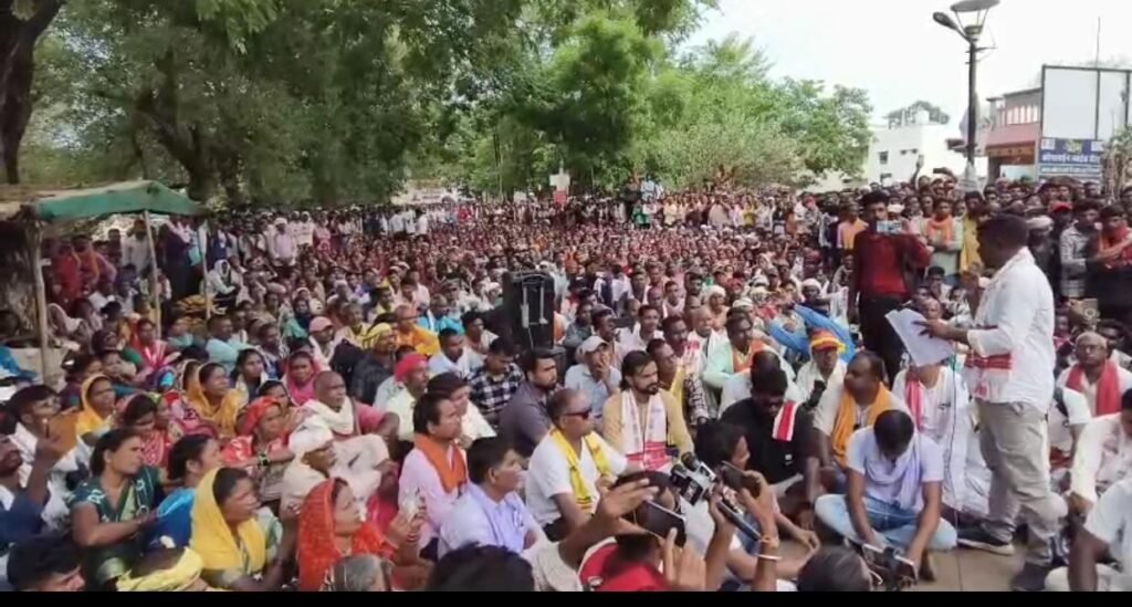 मूलभूत सुविधाओं की मांग को लेकर 45 गांवों के आदिवासी ग्रामीणों ने किया कलेक्ट्रेट घेराव 1002125750