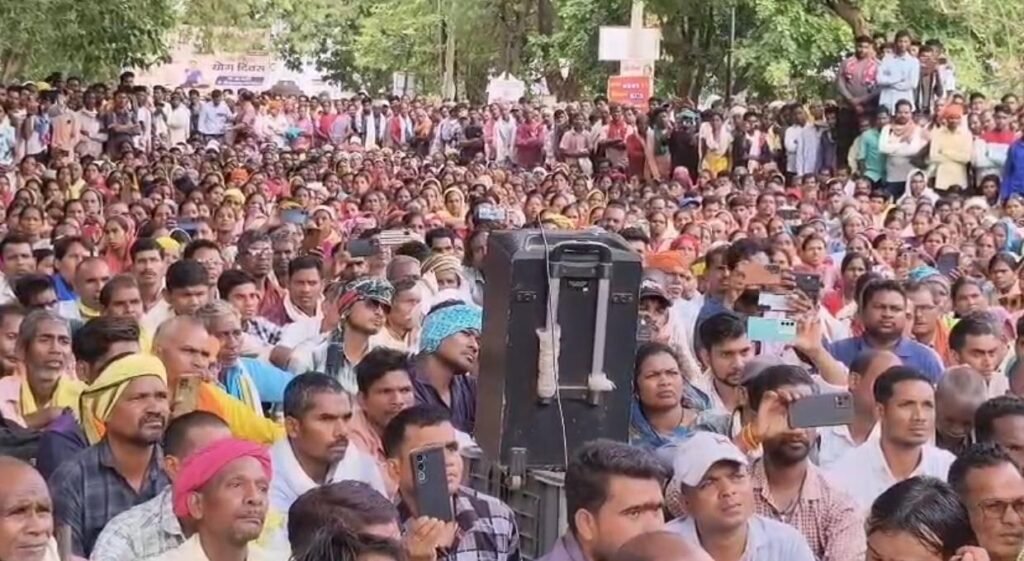 मूलभूत सुविधाओं की मांग को लेकर 45 गांवों के आदिवासी ग्रामीणों ने किया कलेक्ट्रेट घेराव 1002125751