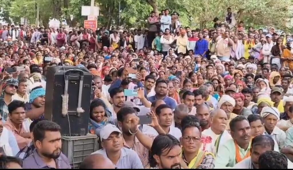 मूलभूत सुविधाओं की मांग को लेकर 45 गांवों के आदिवासी ग्रामीणों ने किया कलेक्ट्रेट घेराव 1002125752