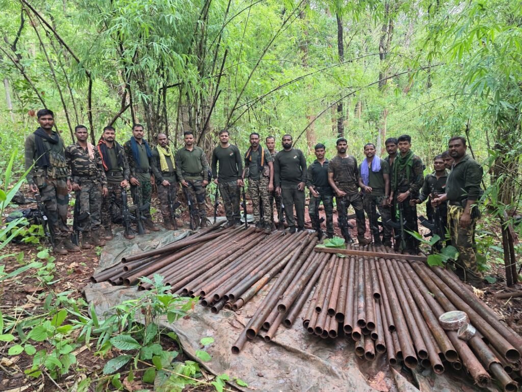 महाराष्ट्र: गढ़चिरोली के जंगल में नक्सलियों के कथित हथियार निर्माण ठिकाने का भंडाफोड़, 5–6 टन की लेथ मशीन समेत भारी मात्रा में सामग्री बरामद 1002157430