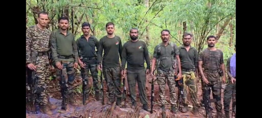 महाराष्ट्र: गढ़चिरोली के जंगल में नक्सलियों के कथित हथियार निर्माण ठिकाने का भंडाफोड़, 5–6 टन की लेथ मशीन समेत भारी मात्रा में सामग्री बरामद 1002157433