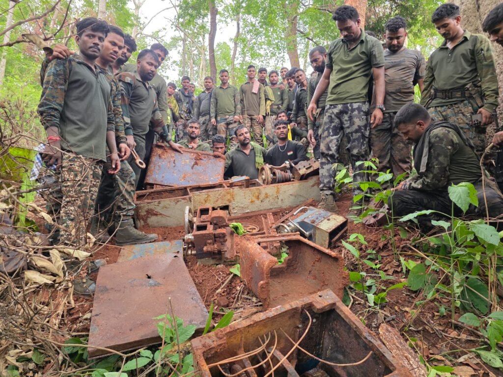 महाराष्ट्र: गढ़चिरोली के जंगल में नक्सलियों के कथित हथियार निर्माण ठिकाने का भंडाफोड़, 5–6 टन की लेथ मशीन समेत भारी मात्रा में सामग्री बरामद 1002157436