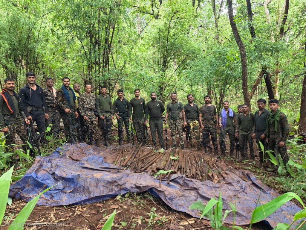 महाराष्ट्र: गढ़चिरोली के जंगल में नक्सलियों के कथित हथियार निर्माण ठिकाने का भंडाफोड़, 5–6 टन की लेथ मशीन समेत भारी मात्रा में सामग्री बरामद 1002157439