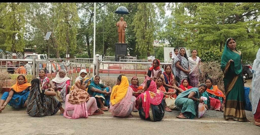 प्रधानमंत्री आवास योजना के नाम पर वसूली का आरोप: 90 परिवारों से एक-एक हजार रुपये लेने की शिकायत, ग्रामीणों ने कलेक्टर से की निष्पक्ष जांच की मांग 1002161695