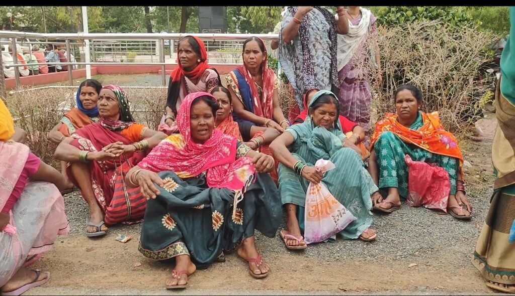 प्रधानमंत्री आवास योजना के नाम पर वसूली का आरोप: 90 परिवारों से एक-एक हजार रुपये लेने की शिकायत, ग्रामीणों ने कलेक्टर से की निष्पक्ष जांच की मांग 1002161697