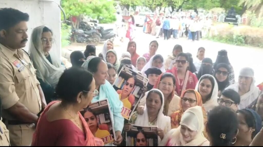 राजनांदगांव में मुस्लिम महिलाओं का प्रदर्शन, भाजपा नेत्री के खिलाफ राज्यपाल के नाम सौंपा ज्ञापन 1002161711