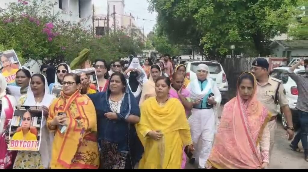 राजनांदगांव में मुस्लिम महिलाओं का प्रदर्शन, भाजपा नेत्री के खिलाफ राज्यपाल के नाम सौंपा ज्ञापन 1002161713