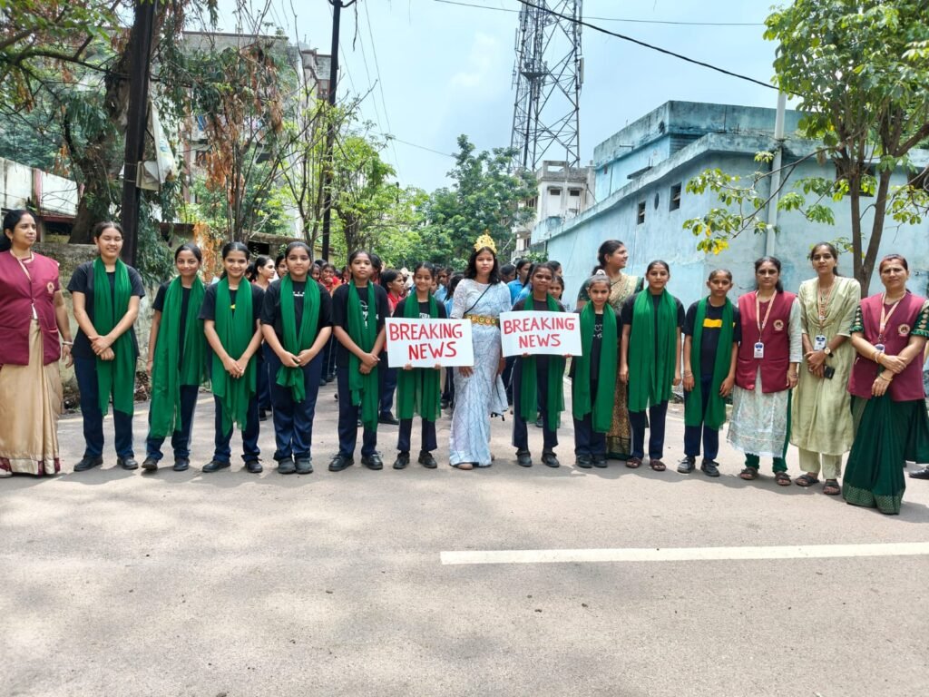 पर्यावरण दिवस पर गायत्री विद्यापीठ का संदेश: रैली, नुक्कड़ नाटक और पौधरोपण से दिया प्रकृति संरक्षण का संकल्प 1002179772