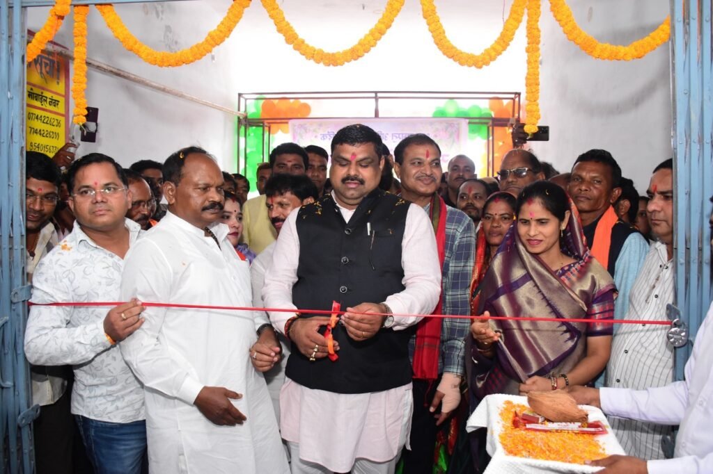 शाला प्रवेशोत्सव में शिक्षा को मिली नई उड़ान: प्रभारी मंत्री गजेन्द्र यादव ने 75.23 लाख के हाईस्कूल भवन का किया लोकार्पण, हायर सेकेंडरी में उन्नयन की घोषणा 1002180170