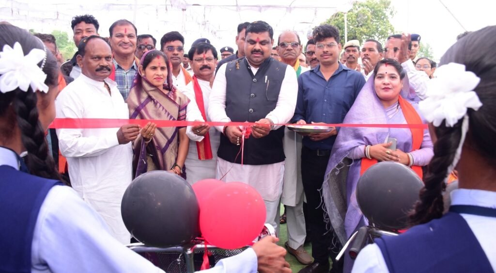 शाला प्रवेशोत्सव में शिक्षा को मिली नई उड़ान: प्रभारी मंत्री गजेन्द्र यादव ने 75.23 लाख के हाईस्कूल भवन का किया लोकार्पण, हायर सेकेंडरी में उन्नयन की घोषणा 1002180171