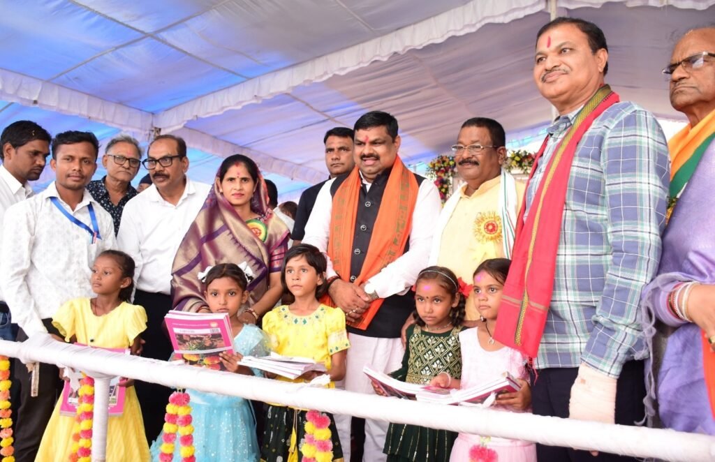शाला प्रवेशोत्सव में शिक्षा को मिली नई उड़ान: प्रभारी मंत्री गजेन्द्र यादव ने 75.23 लाख के हाईस्कूल भवन का किया लोकार्पण, हायर सेकेंडरी में उन्नयन की घोषणा 1002180172