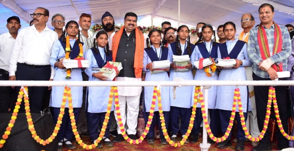 शाला प्रवेशोत्सव में शिक्षा को मिली नई उड़ान: प्रभारी मंत्री गजेन्द्र यादव ने 75.23 लाख के हाईस्कूल भवन का किया लोकार्पण, हायर सेकेंडरी में उन्नयन की घोषणा 1002180175